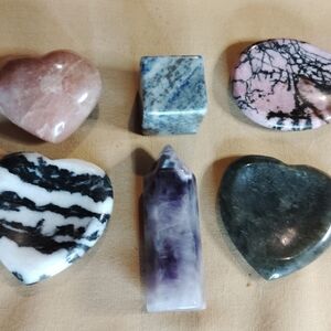 GEMSTONE LOT*- 11  PIECES.KEYCHAINS, WORRY STONES, BRACELETS,& MORE- 9.004 Oz 👇